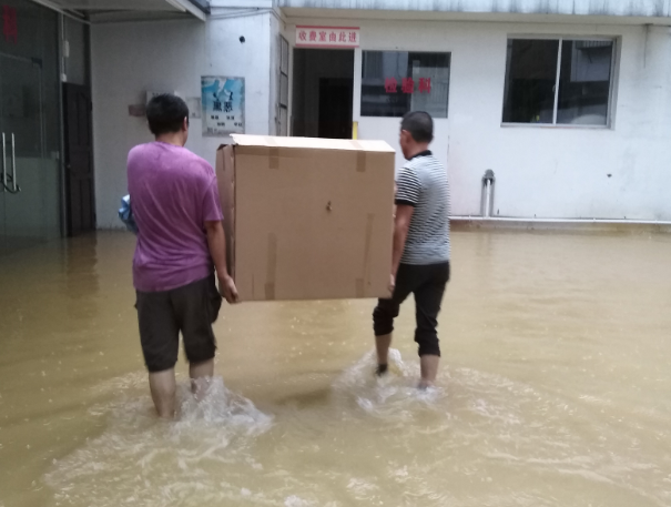 免疫規(guī)劃科人員及時到衛(wèi)生院清點轉運疫苗.png