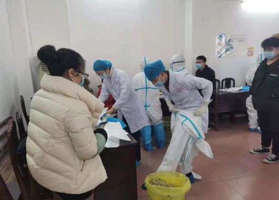 圖為培訓班學員進行穿脫防護服及核酸訓練2.png